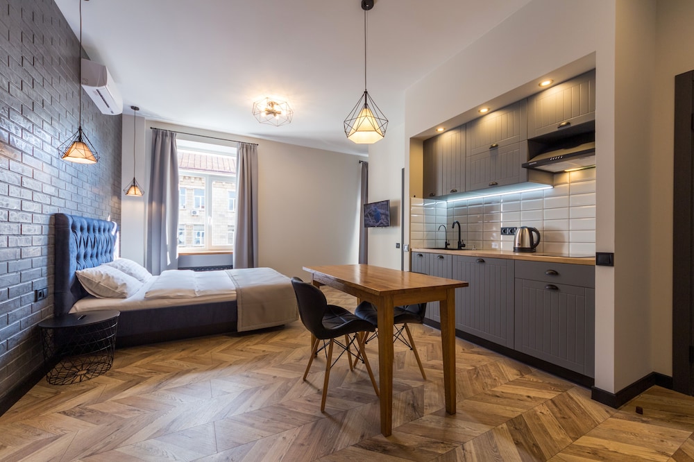 Spacious Design Apartment with Balcony - Borysa Hrinchenka Str., 4 photo 1