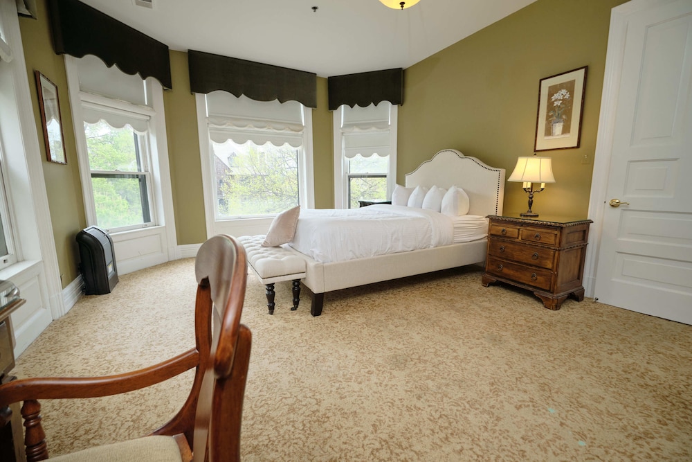 Two Queen Suite - Photo 10
