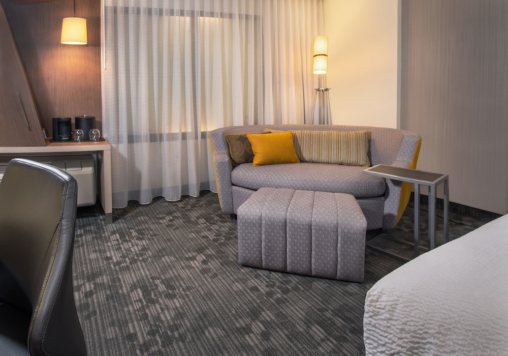 Room, 1 King Bed with Sofa bed (Mobility/Hearing Accessible, Tub) photo 2