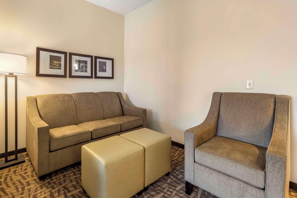Suite, Multiple Beds, Non Smoking - Photo 4