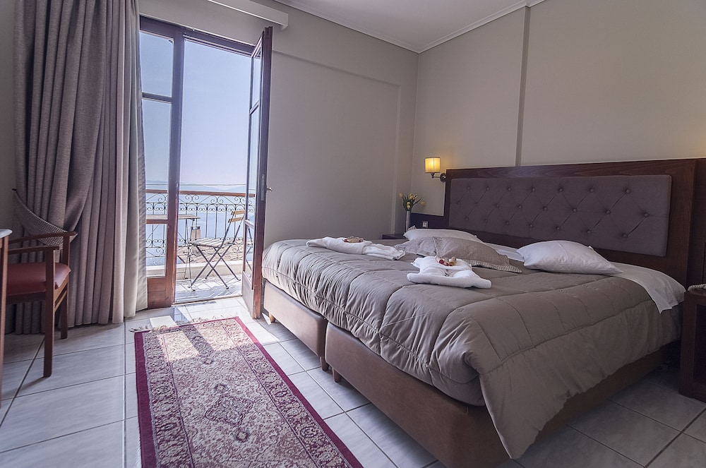 Double or Twin Room with Balcony (Panoramic View) - Photo 3