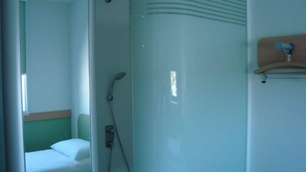 Double Room, Multiple Beds photo 3