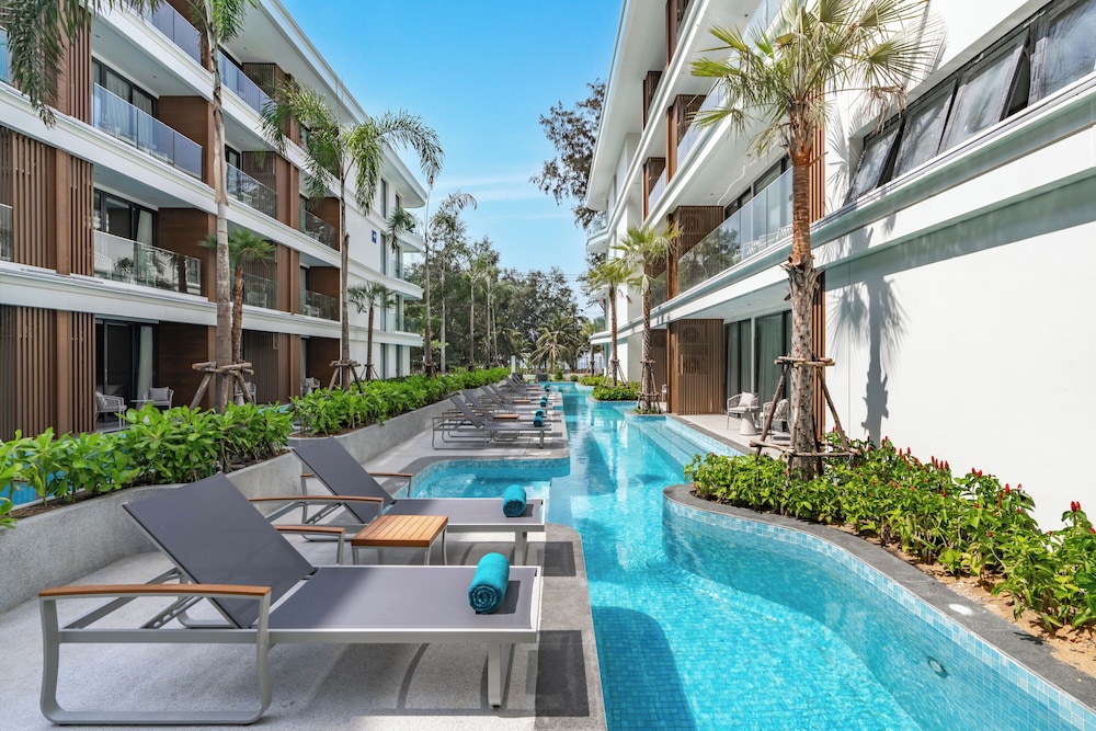 Premier Double Room, 1 King Bed, Pool View, Poolside photo 1