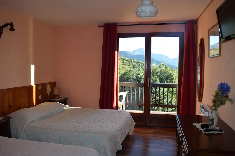 Deluxe Triple Room, Non Smoking, Mountain View photo 3