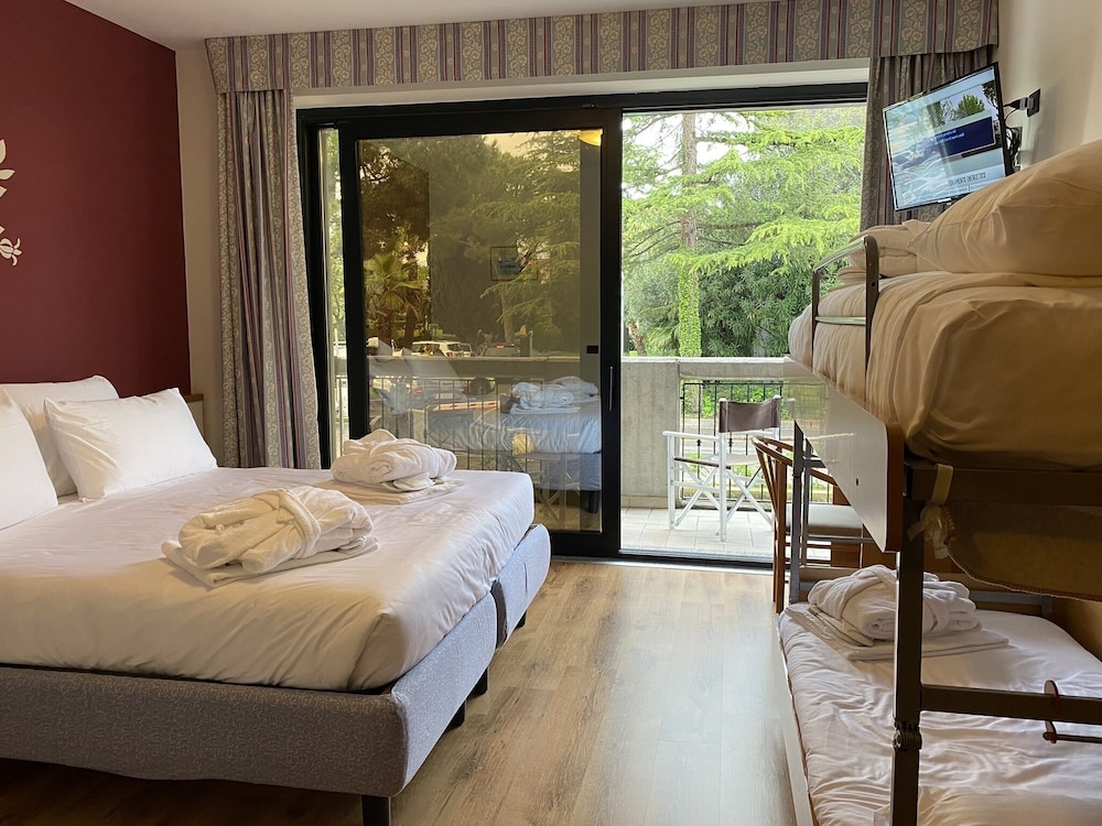 Superior Quadruple Room photo 3
