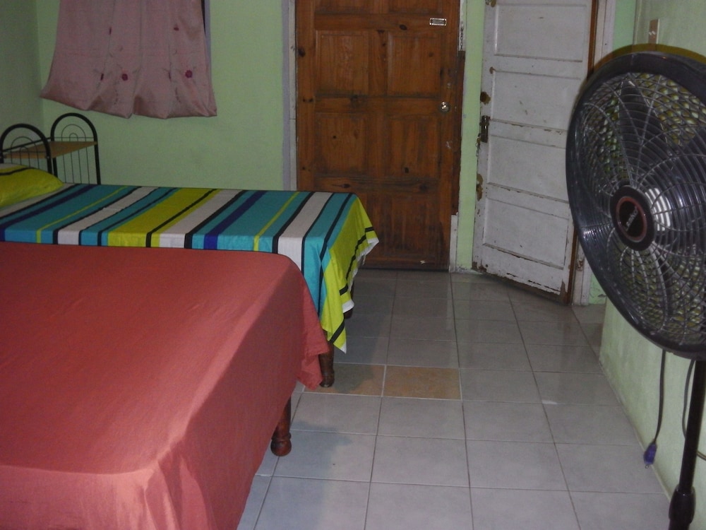 Basic Triple Room, Smoking photo 2