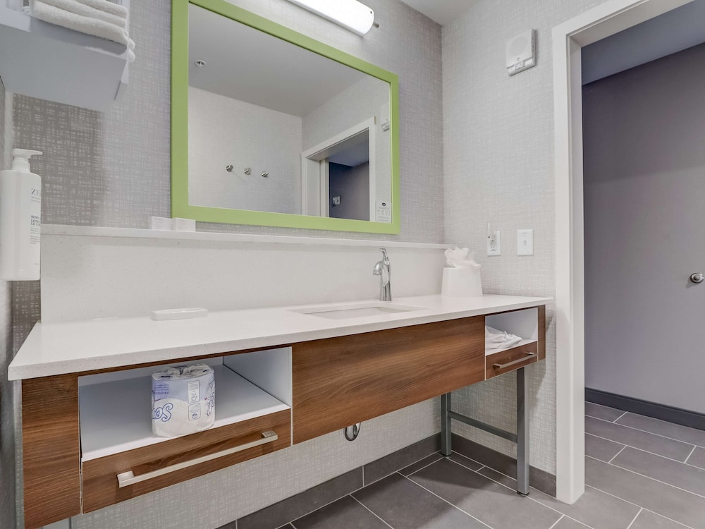 Room, 2 Queen Beds, Accessible, Bathtub (Hearing) - Photo 21