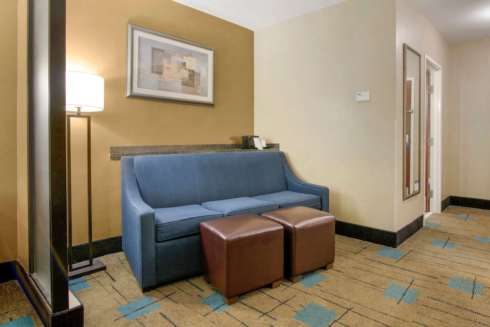 Suite, 2 Queen Beds, Non Smoking (Upgrade) - Photo 3