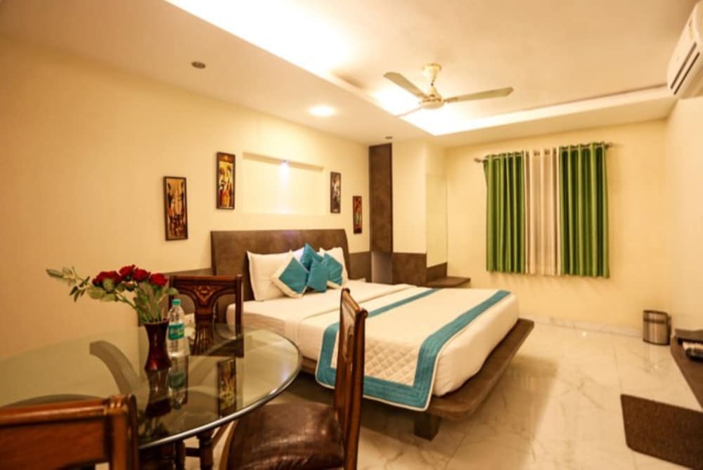 Royal Room - Photo 1