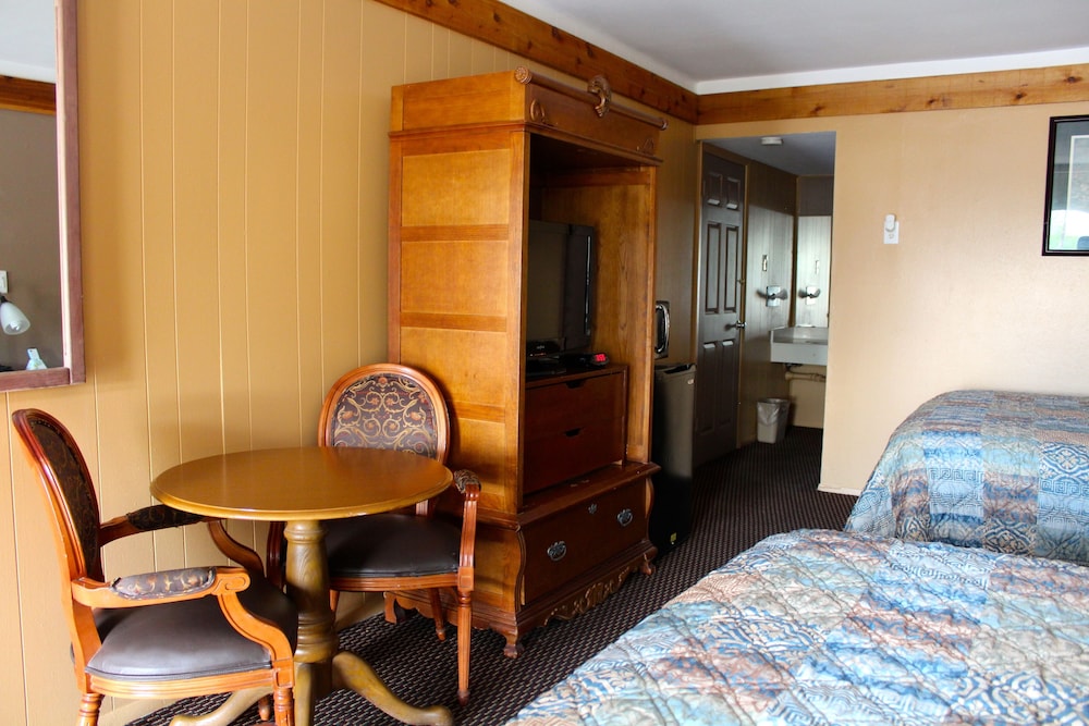 Standard Room, 2 Queen Beds photo 3