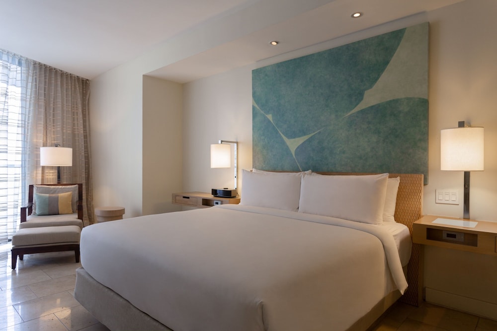 Deluxe Room, 1 King Bed - Photo 2