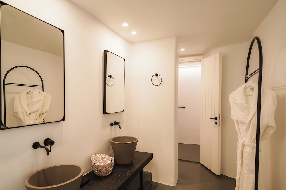 Signature Suite - Photo 7