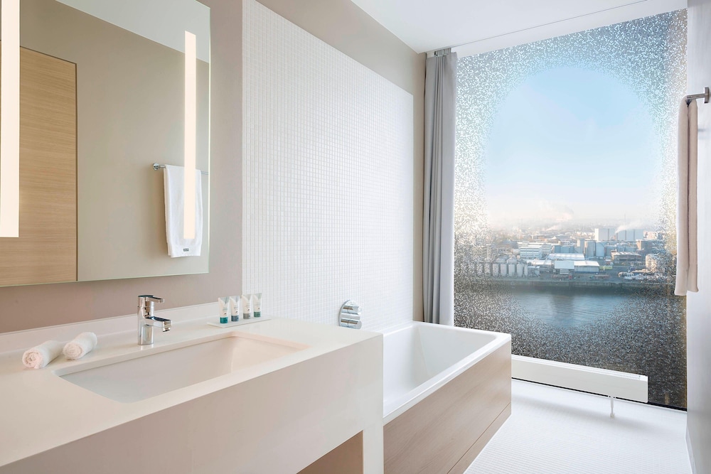 Premium Room, 1 King Bed (View) thumbnail 6