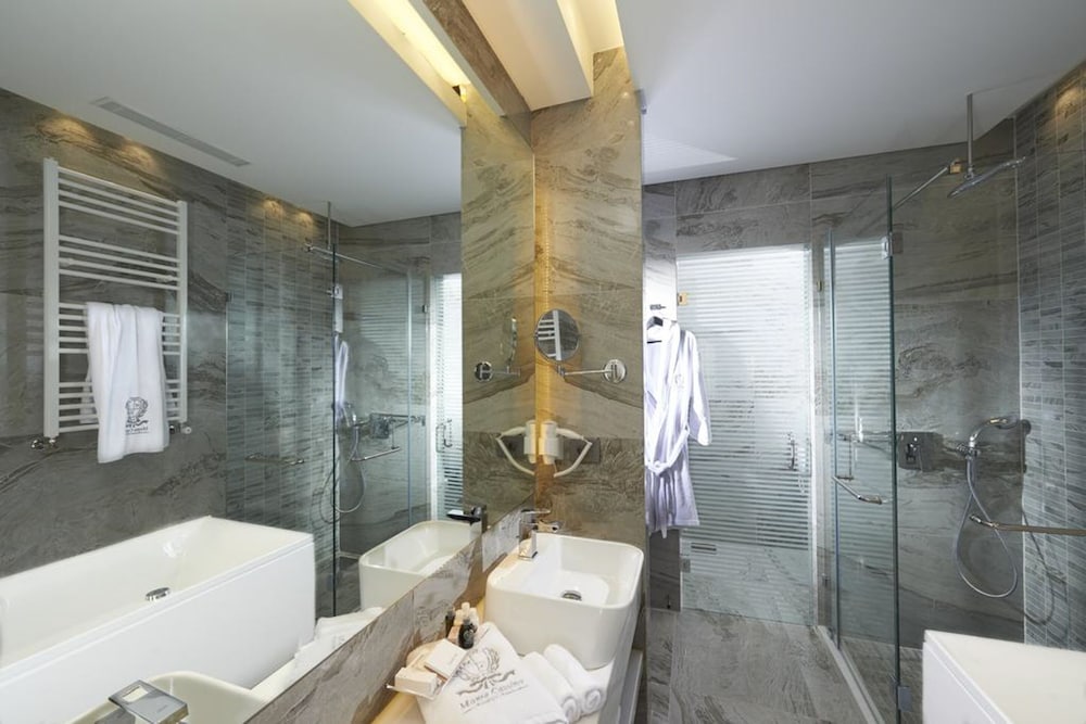 Junior Suite, 1 King Bed, Hot Tub, Sea View photo 2
