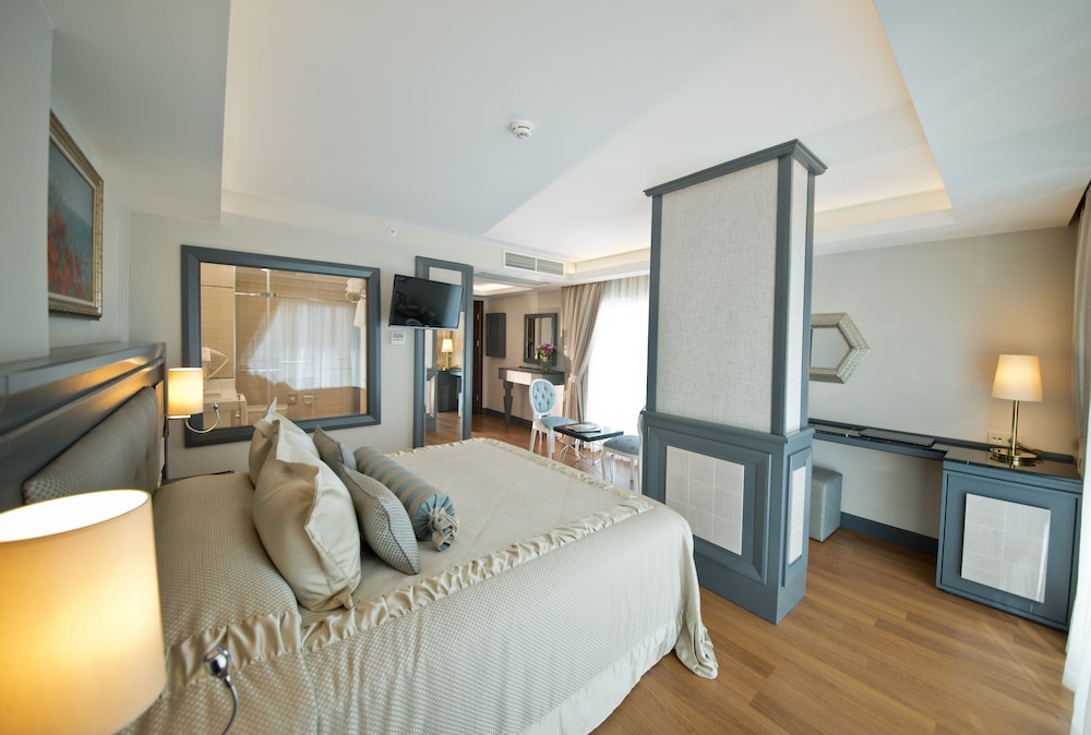 Deluxe Room, Partial Sea View