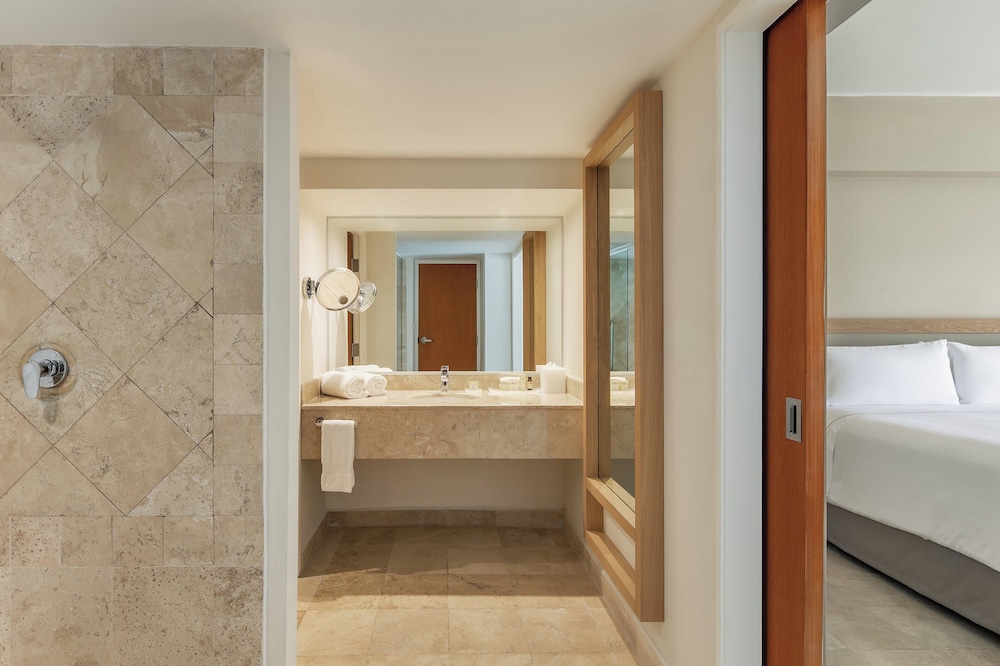 Villa Master Suite - Photo 4