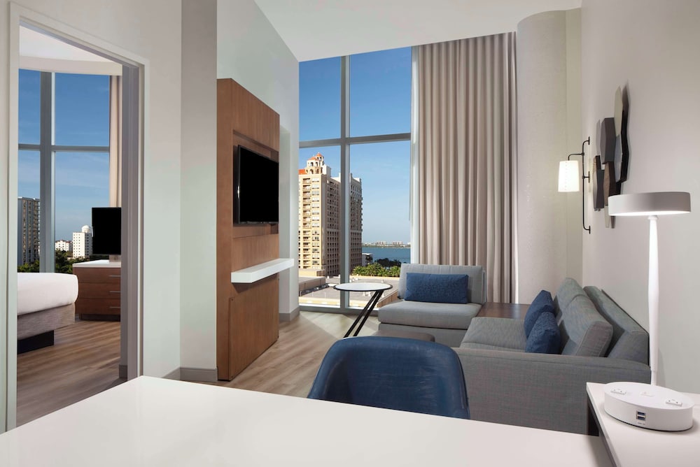 Room, 1 King Bed, Accessible, Corner (Roll-In Shower)