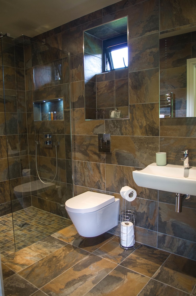 Luxury Bungalow, Hot Tub (Long Mynd Garden Room) photo 3