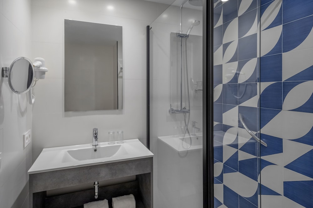 Standard Twin Room, Balcony thumbnail 5