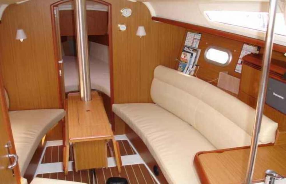 Cabin (Sun Odyssee 32) photo 1