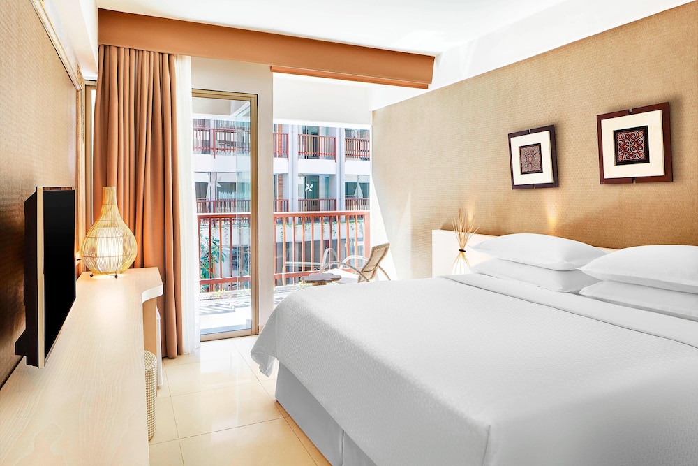 Room, 1 King Bed, Lagoon View photo 1