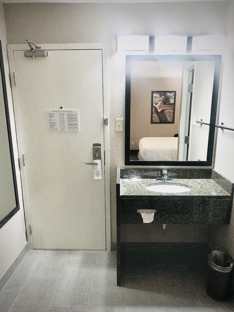 Room, 2 Queen Beds, Non Smoking - Photo 7