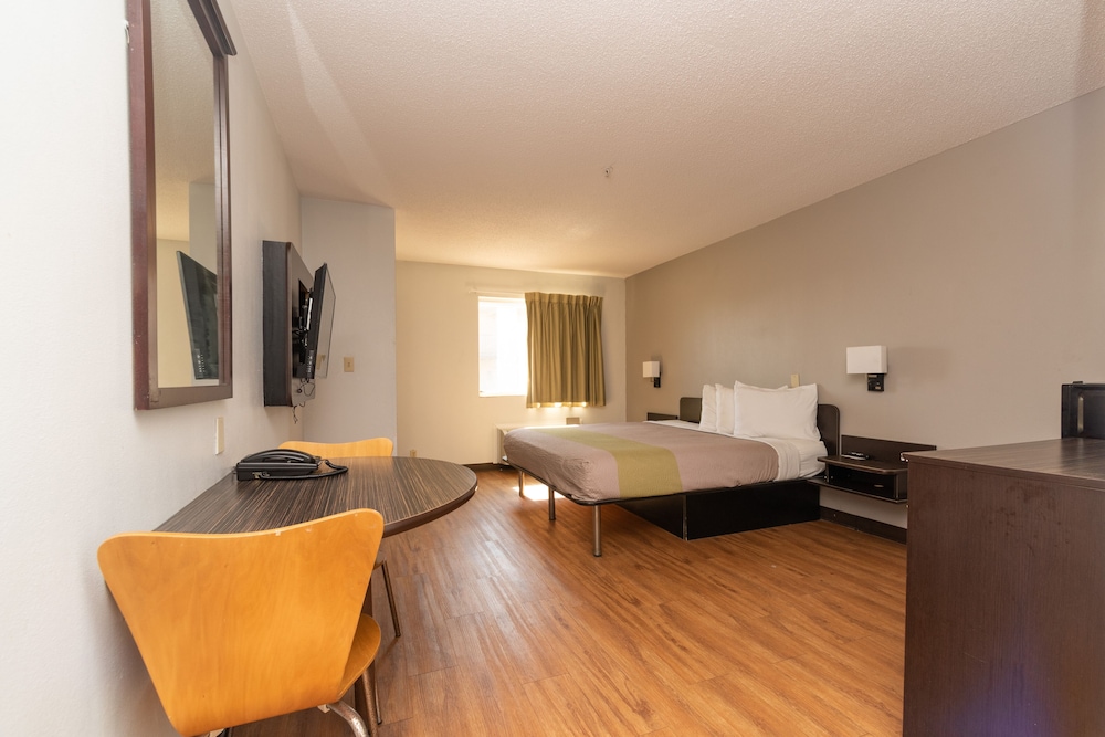 Deluxe Suite, 1 King Bed, Non Smoking, Kitchenette photo 2