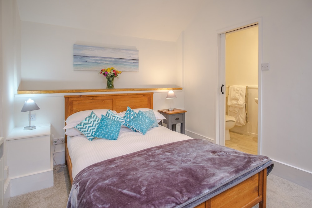 Economy Double Room, Ensuite (Small Double)