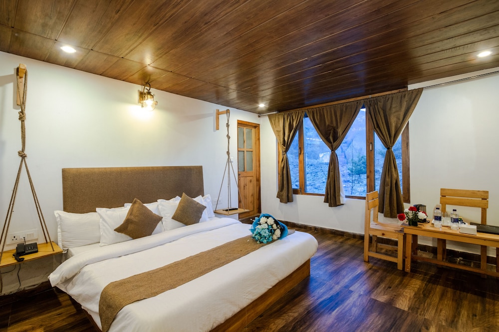 Basic Double Room, 1 King Bed, Mountain View - Photo 1