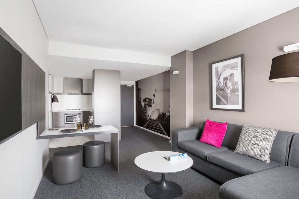 Premium One Bedroom Apartment (Weekly Housekeeping) - Photo 3