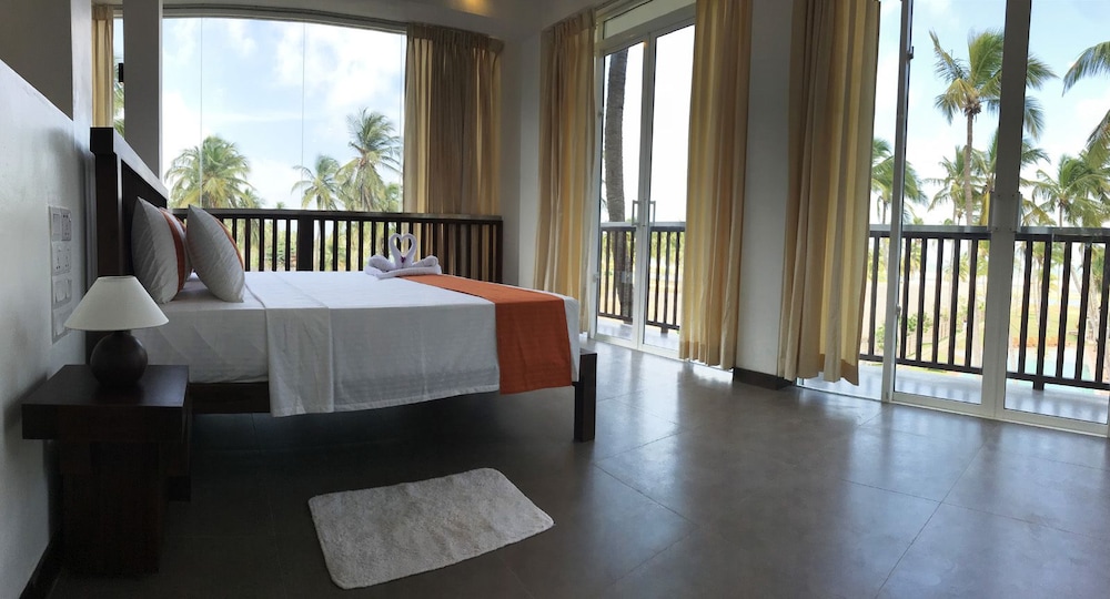 Superior Suite, Bathtub, Beach View photo 3