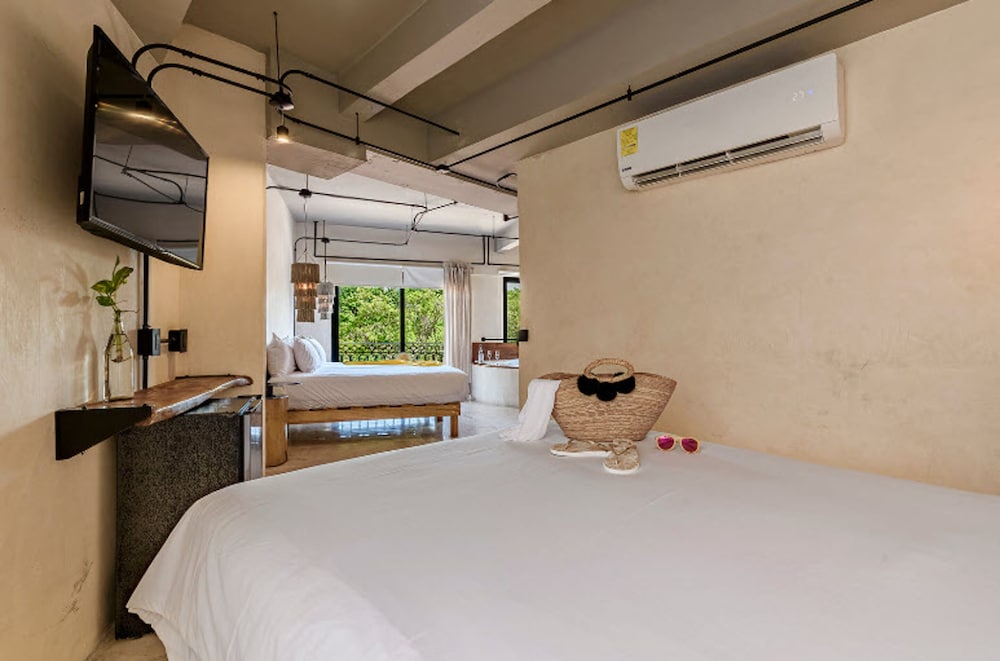 Master Double Suite with Jacuzzi Balcony and City Views - Photo 2