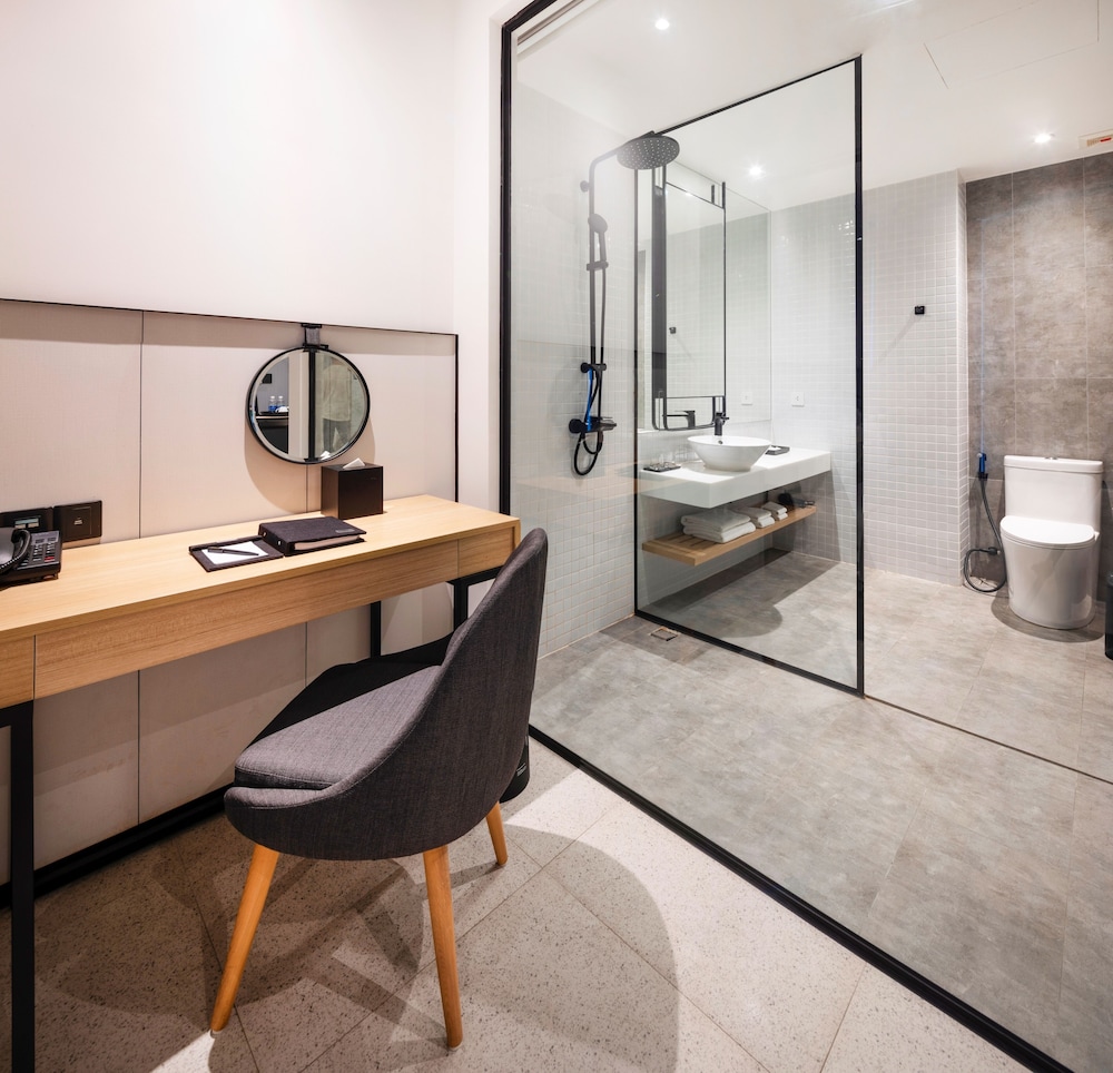Deluxe Executive King Room - Photo 5