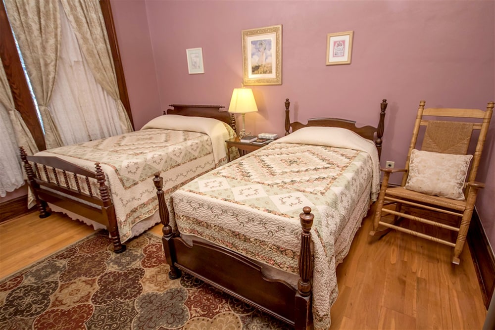 Family Room, 2 Bedrooms, Private Bathroom (Queen Two Bedroom Suite) photo 2