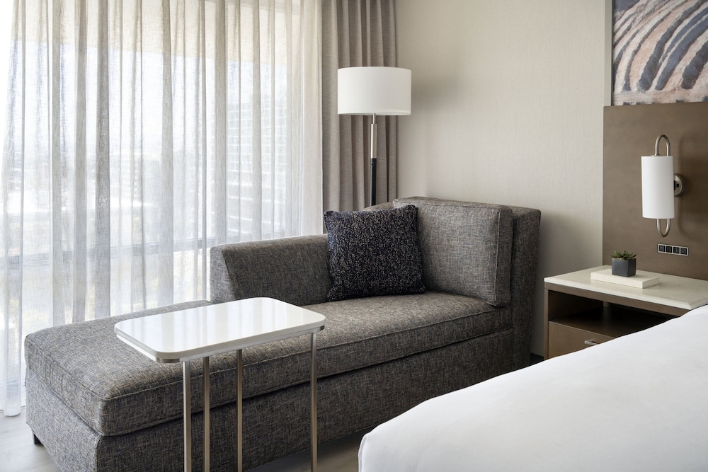 Deluxe Room, 1 King Bed - Photo 3
