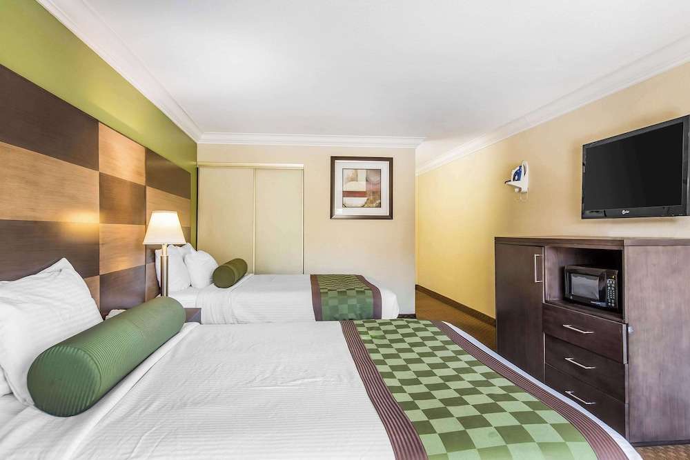 Room, 2 Queen Beds, Accessible, Non Smoking - Photo 4