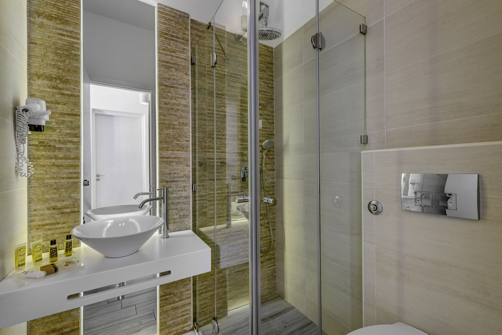 Standard Triple Room - Photo 9