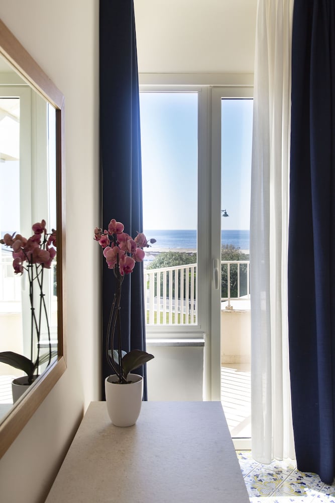 Superior Double or Twin Room, Sea Facing photo 2