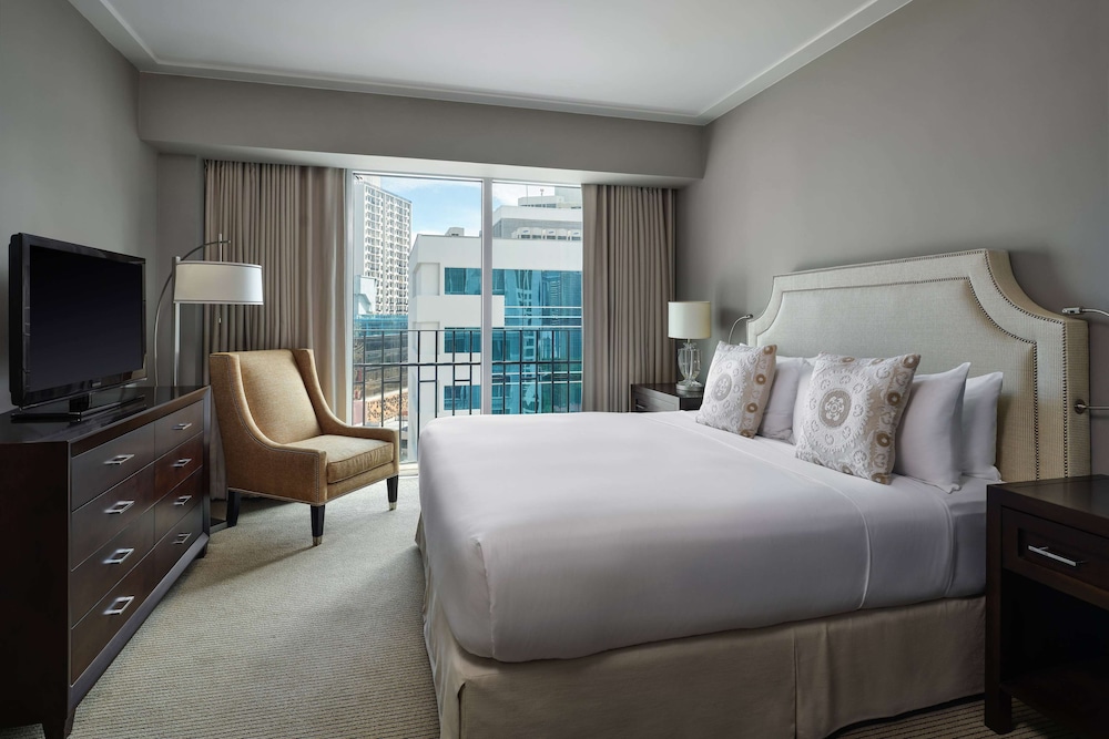 Premier Suite, 1 King Bed, Non Smoking, Kitchen (Tower) - Photo 2