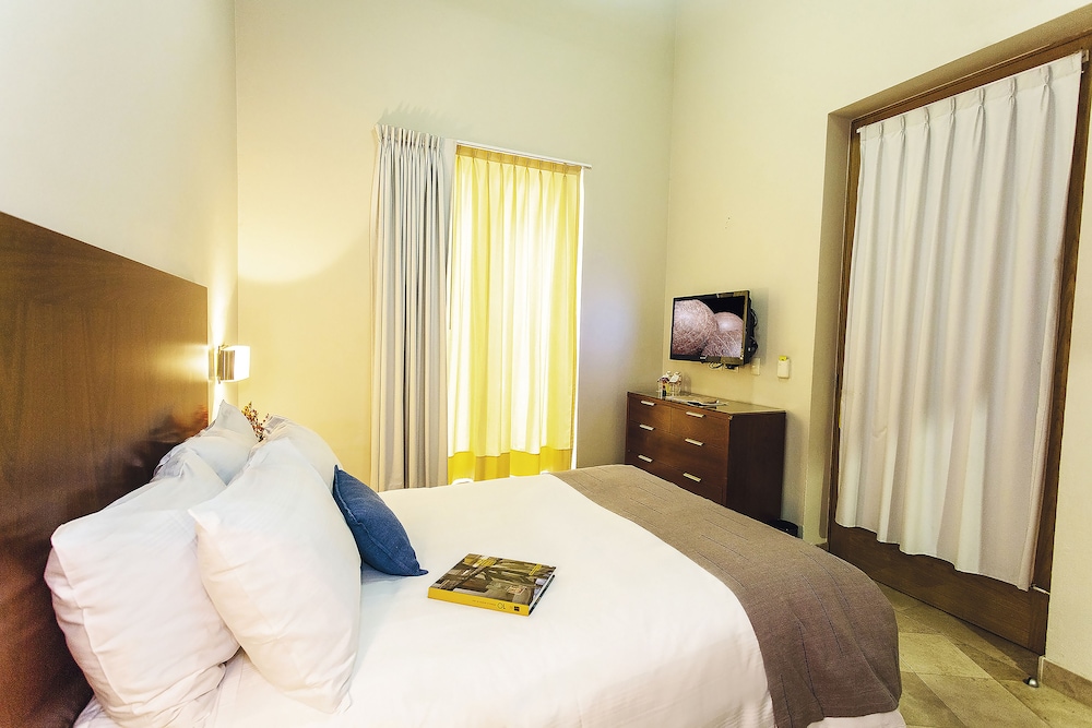 Classic Room, 1 Queen Bed photo 3