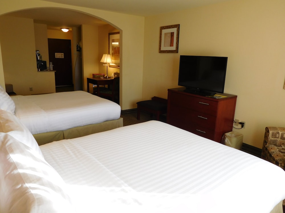 Suite, 2 Queen Beds (Additional Living Area) - Photo 1