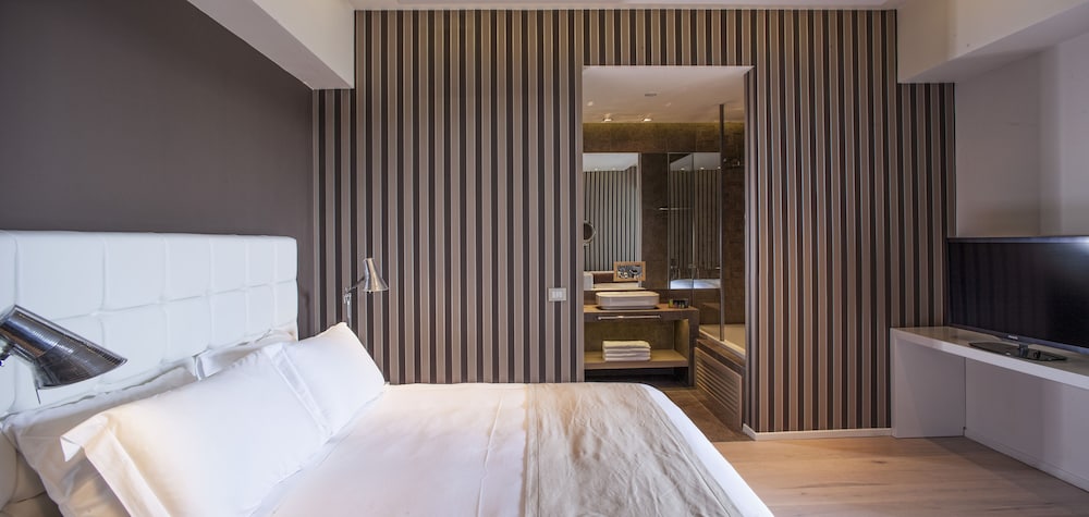 Pool Signature Suite - Photo 3