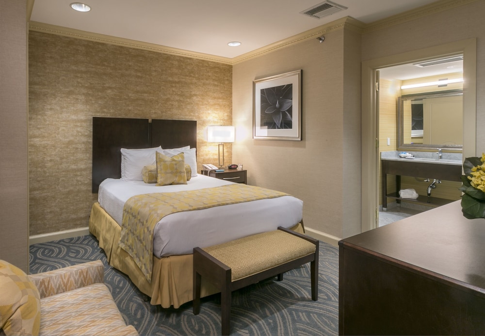 Standard Room, 1 Queen Bed, Accessible, Bathtub photo 2
