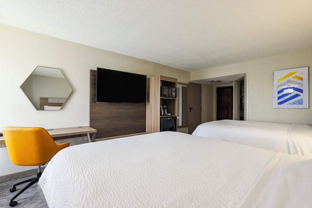 Room, 2 Queen Beds, Non Smoking - Photo 6
