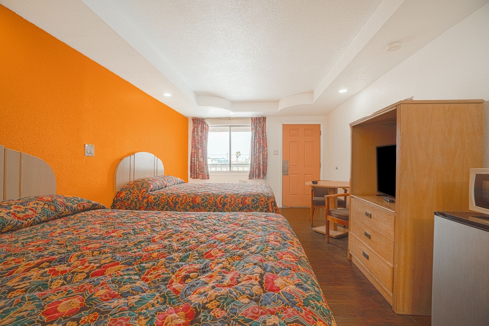 Room, 2 Queen Beds, Smoking photo 2