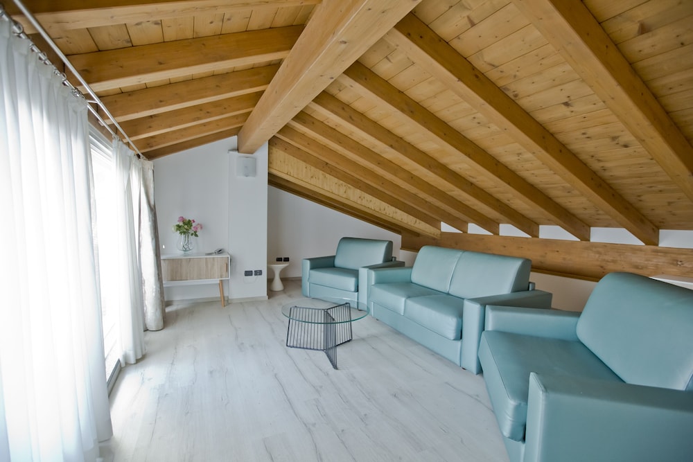 Suite - Photo 2