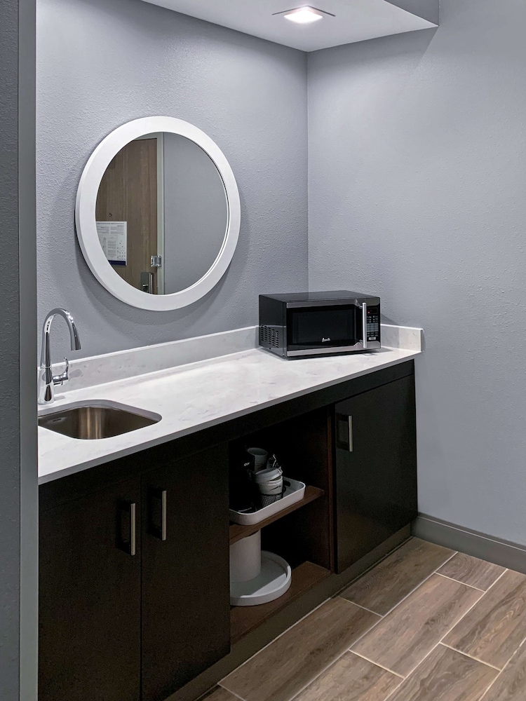 Studio, 1 King Bed, Non Smoking, Refrigerator & Microwave (Wet Bar) - Photo 5