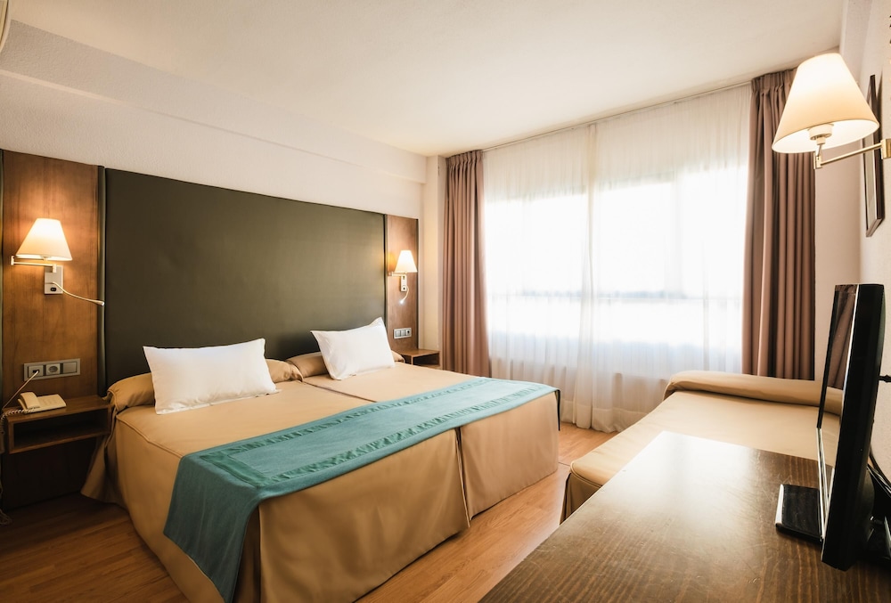 Double Room (with extra bed) photo 2