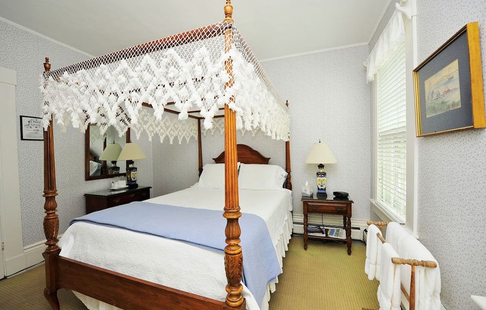 Room, 1 Queen Bed, Shared Bathroom photo 2