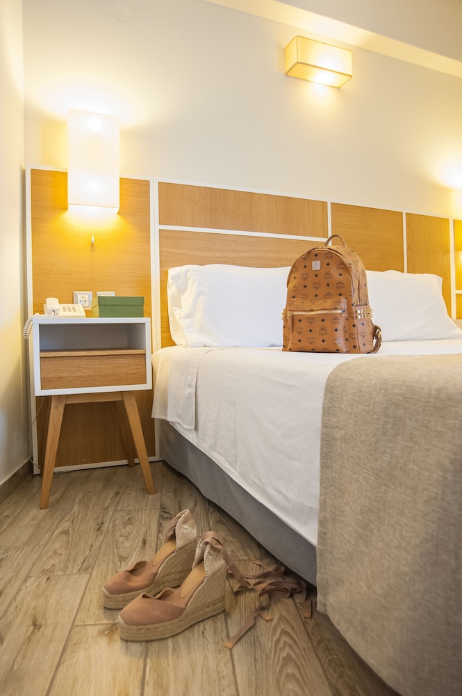 Double or Twin Room with Balcony (Panoramic View) - Photo 18